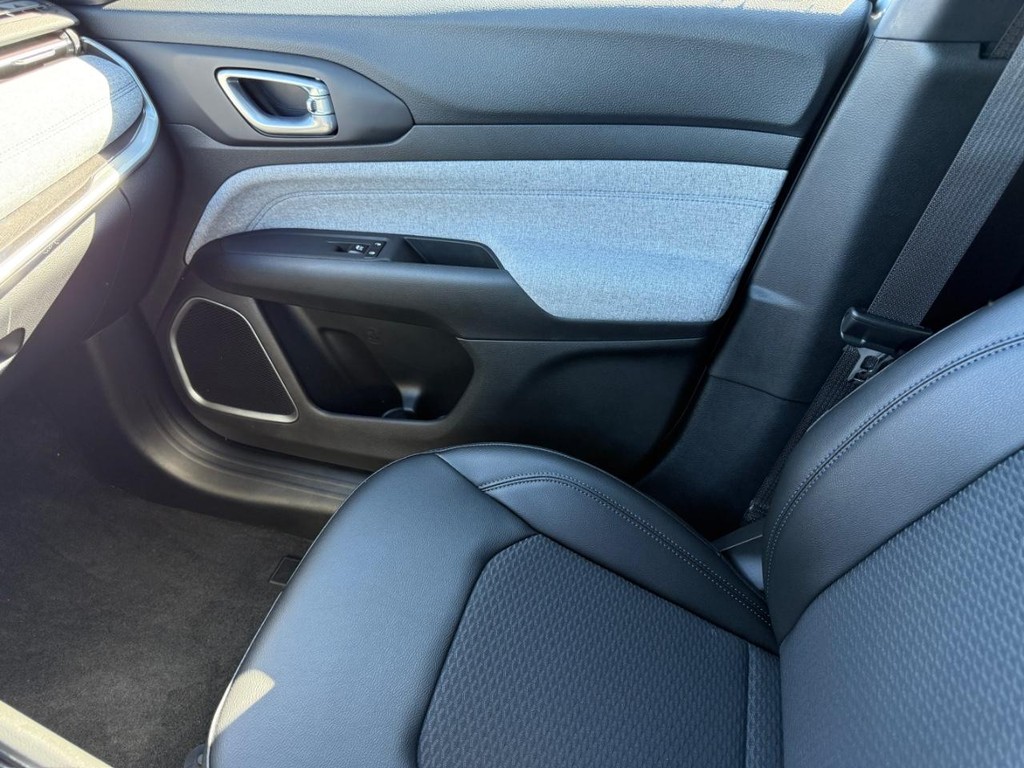 Jeep Compass Vehicle Full-screen Gallery Image 21