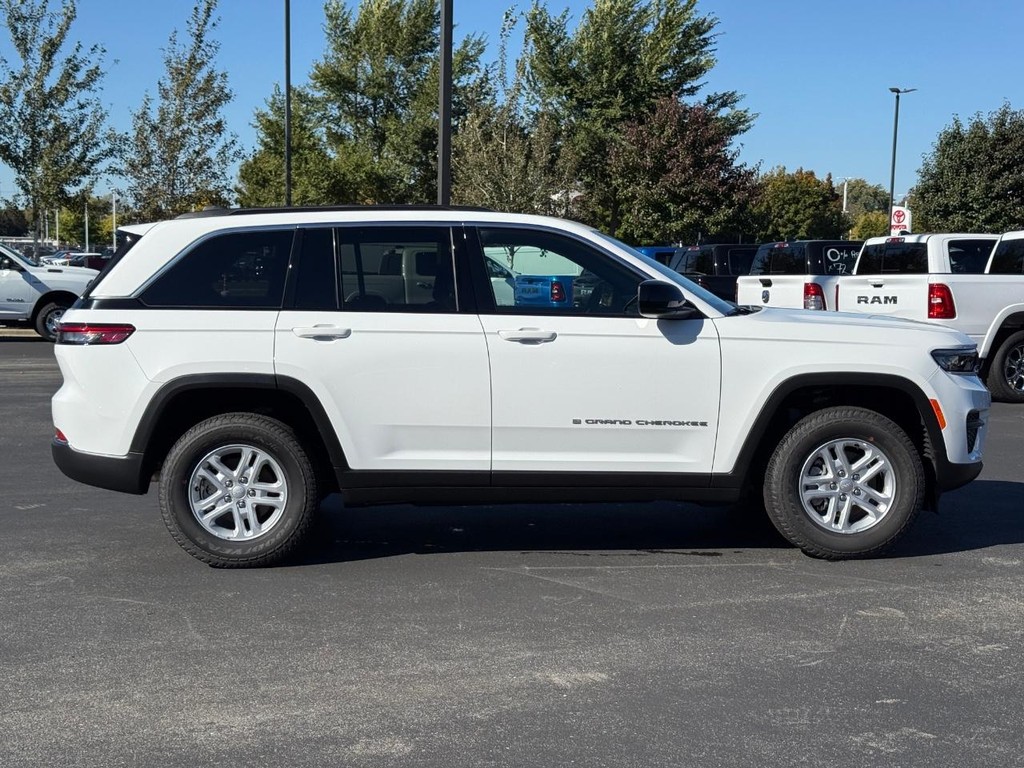 Jeep Grand Cherokee Vehicle Full-screen Gallery Image 03