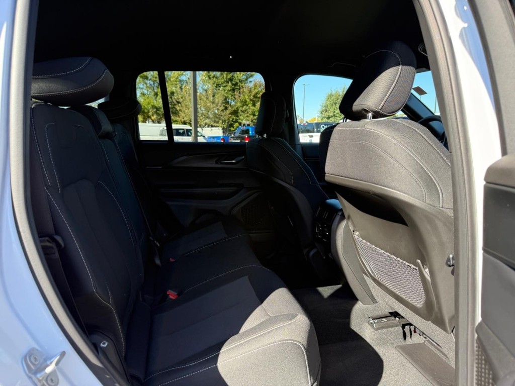 Jeep Grand Cherokee Vehicle Full-screen Gallery Image 11