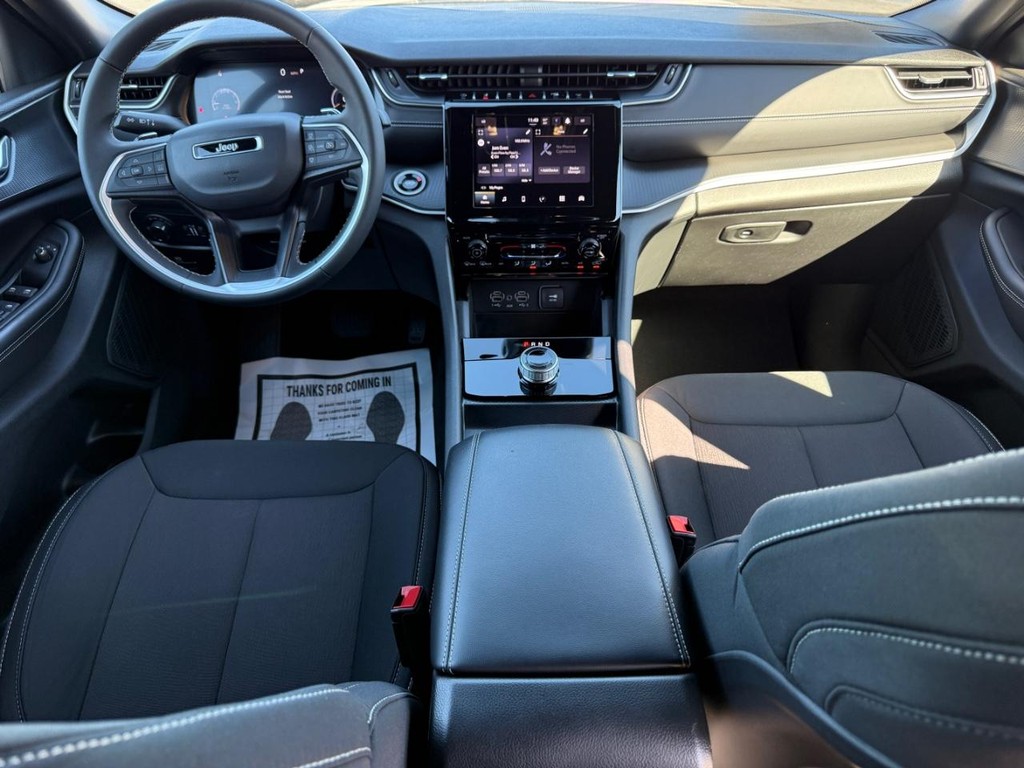 Jeep Grand Cherokee Vehicle Full-screen Gallery Image 12