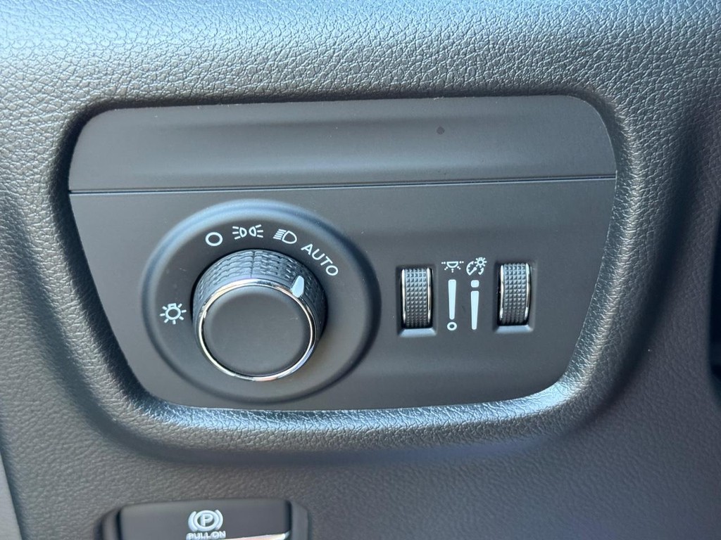 Jeep Grand Cherokee Vehicle Full-screen Gallery Image 24