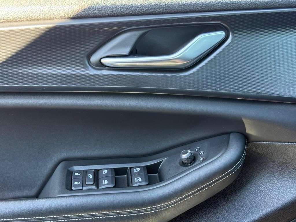 Jeep Grand Cherokee Vehicle Full-screen Gallery Image 25