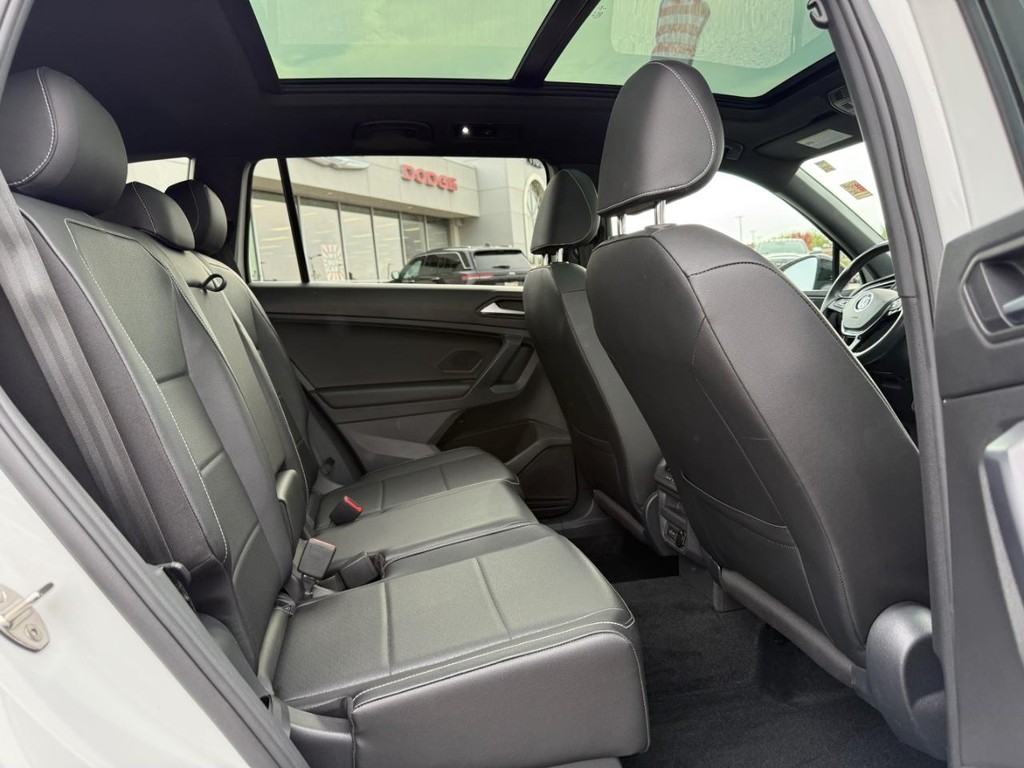 Volkswagen Tiguan Vehicle Full-screen Gallery Image 12