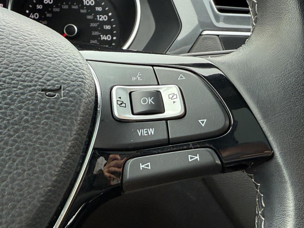 Volkswagen Tiguan Vehicle Full-screen Gallery Image 17