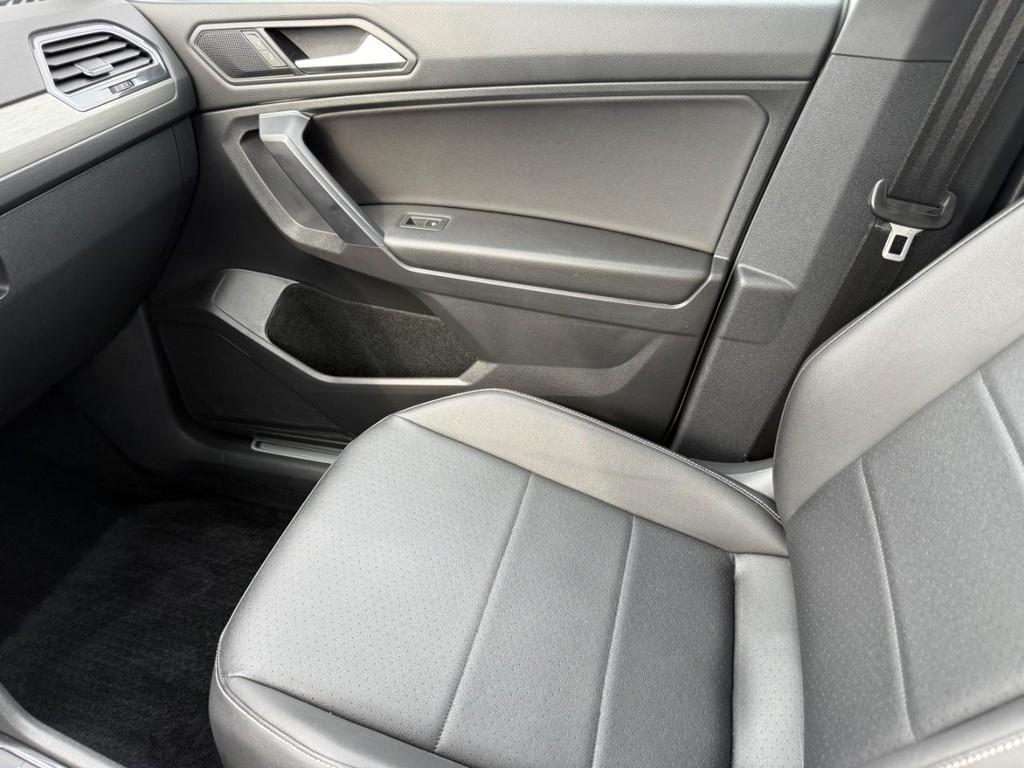 Volkswagen Tiguan Vehicle Full-screen Gallery Image 23