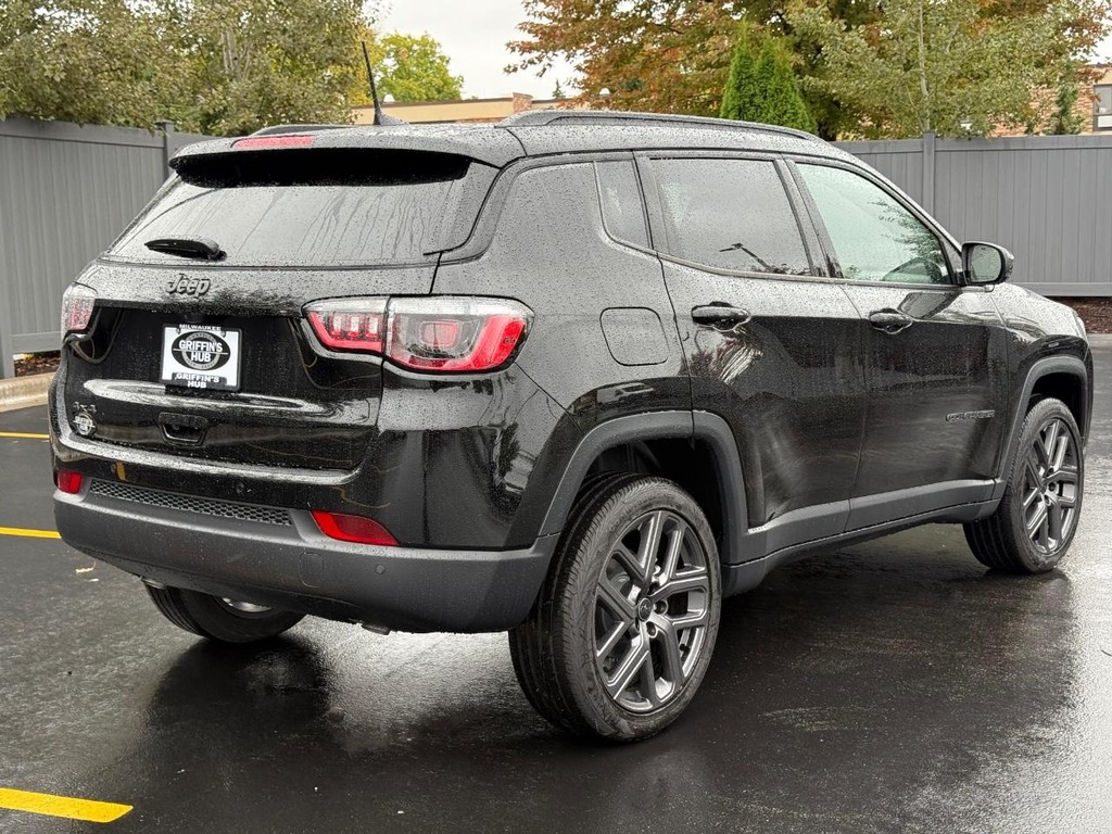 Jeep Compass Vehicle Full-screen Gallery Image 04