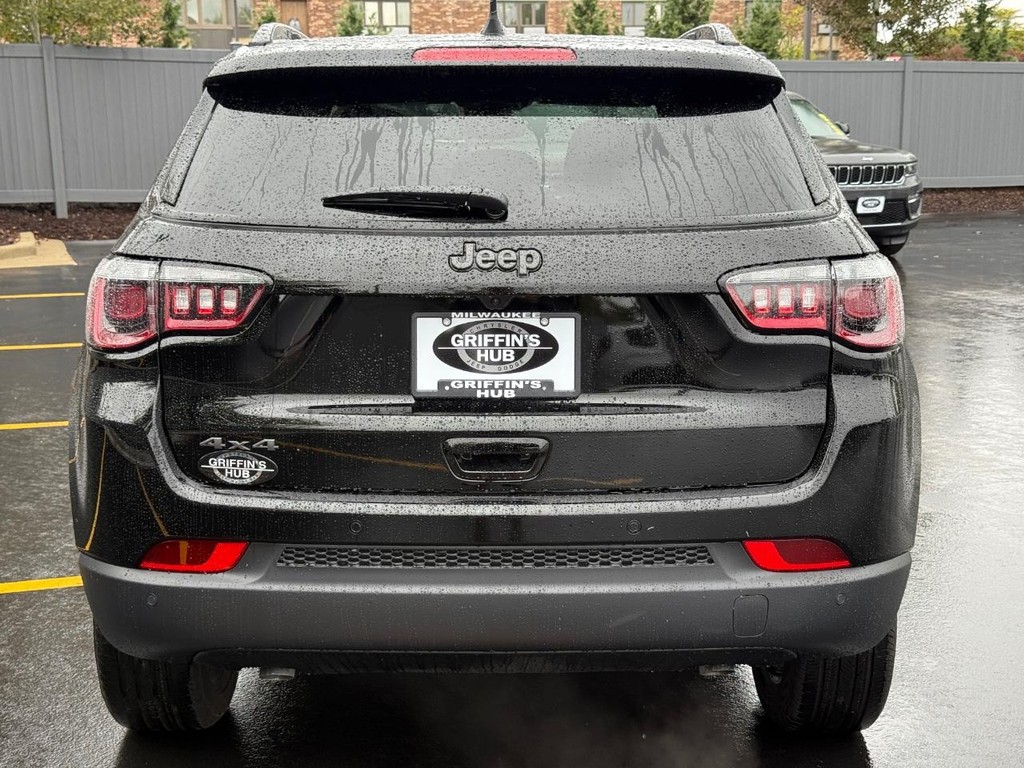 Jeep Compass Vehicle Full-screen Gallery Image 05