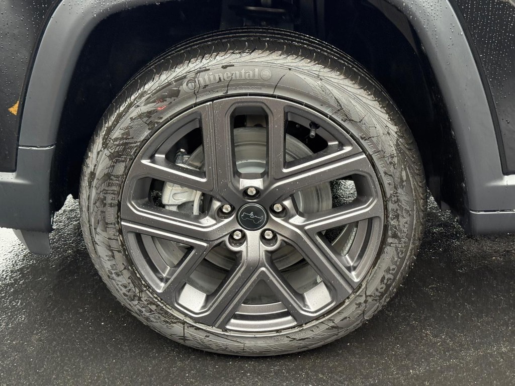 Jeep Compass Vehicle Full-screen Gallery Image 09