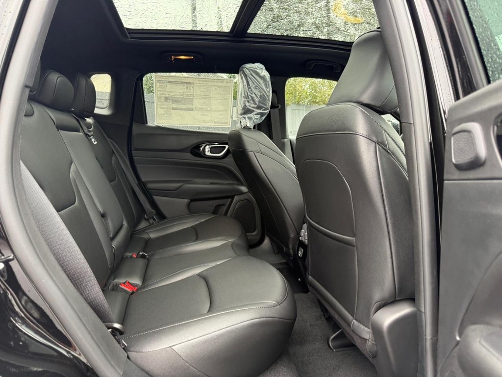 Jeep Compass Vehicle Full-screen Gallery Image 12