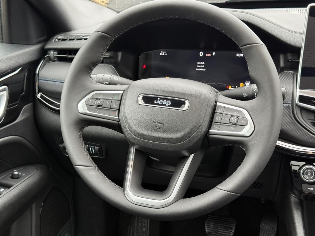 Jeep Compass Vehicle Full-screen Gallery Image 15