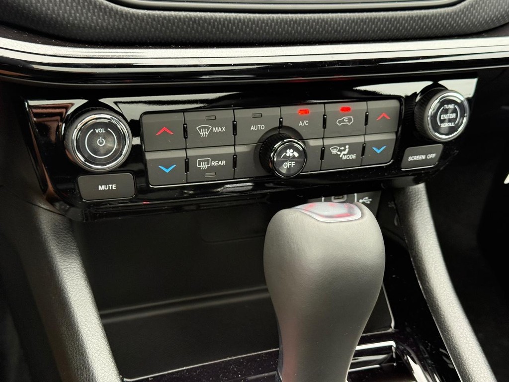 Jeep Compass Vehicle Full-screen Gallery Image 22