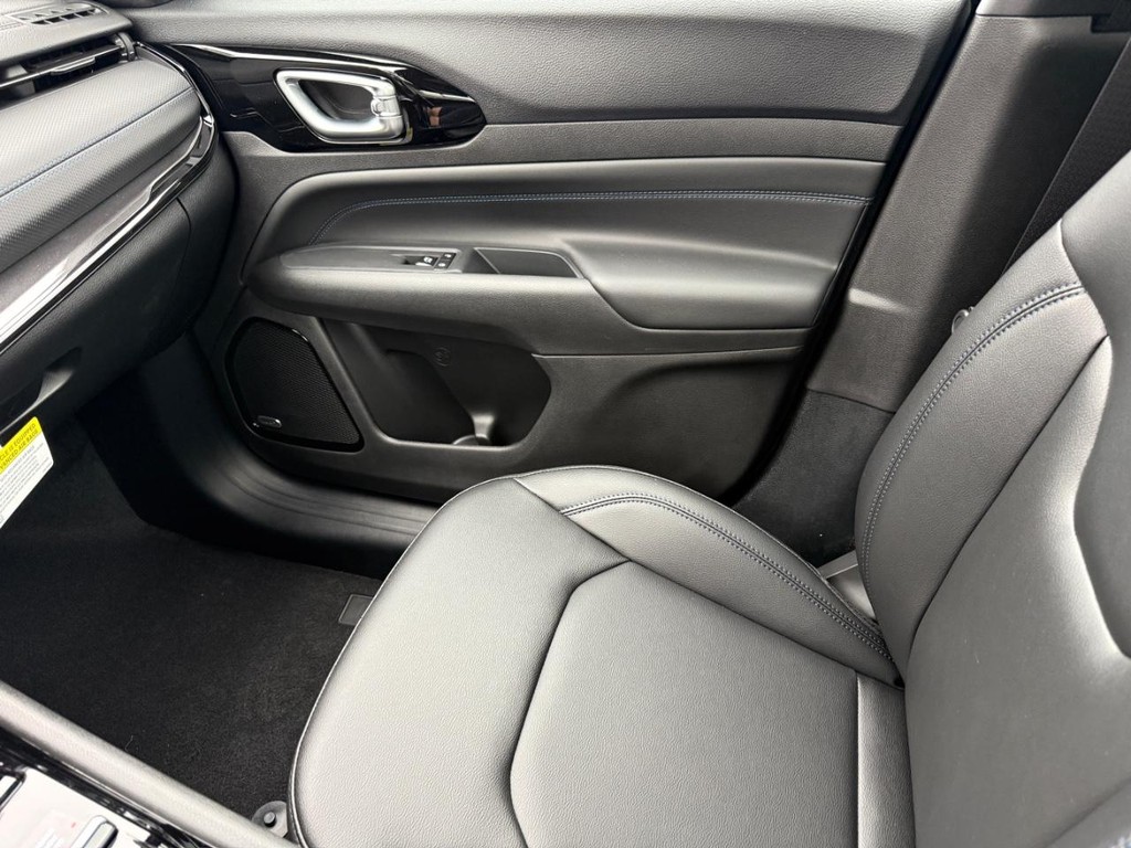 Jeep Compass Vehicle Full-screen Gallery Image 24