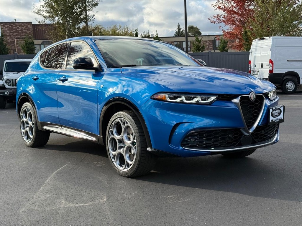 Alfa Romeo Tonale Vehicle Full-screen Gallery Image 02