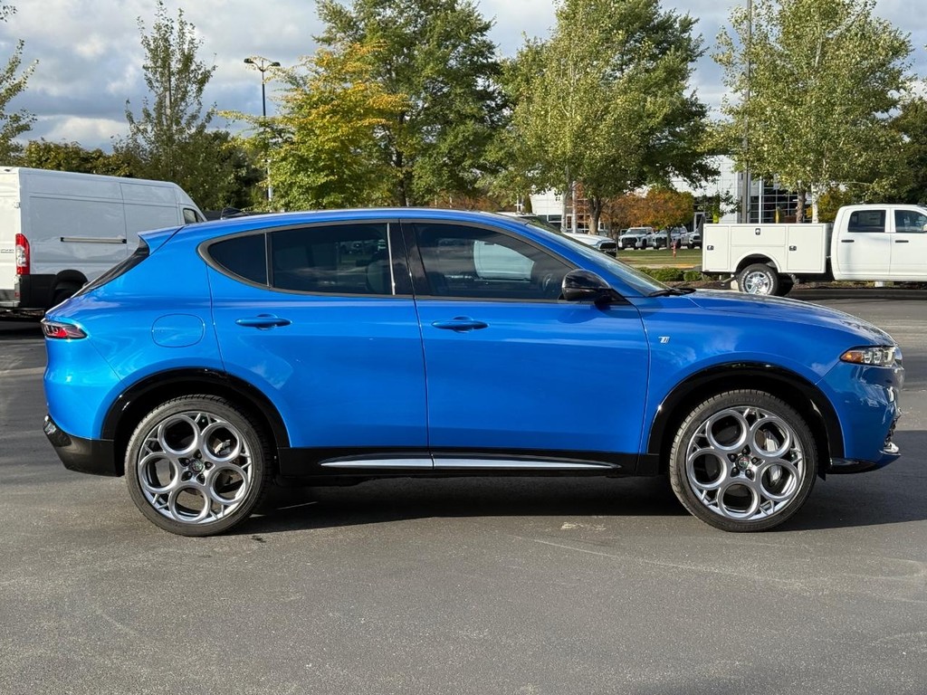 Alfa Romeo Tonale Vehicle Full-screen Gallery Image 03