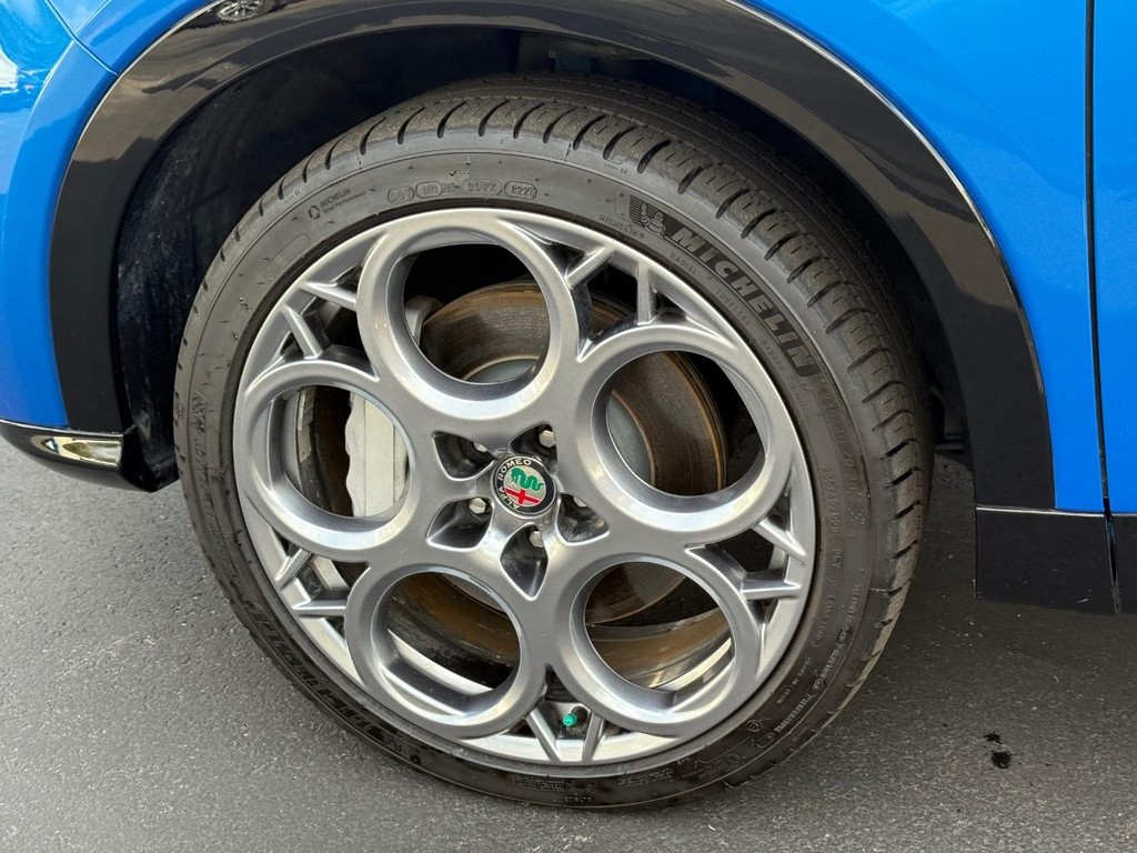 Alfa Romeo Tonale Vehicle Full-screen Gallery Image 08