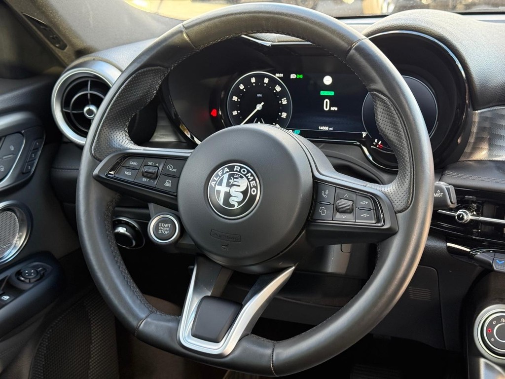 Alfa Romeo Tonale Vehicle Full-screen Gallery Image 14