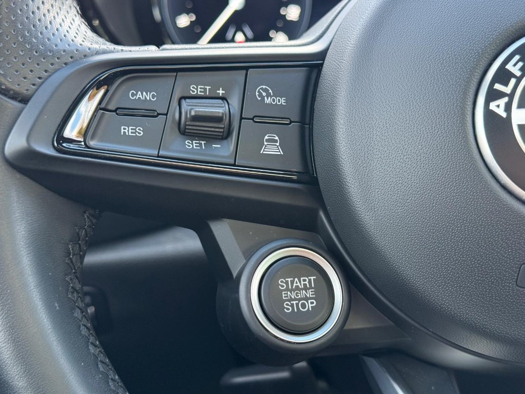 Alfa Romeo Tonale Vehicle Full-screen Gallery Image 15