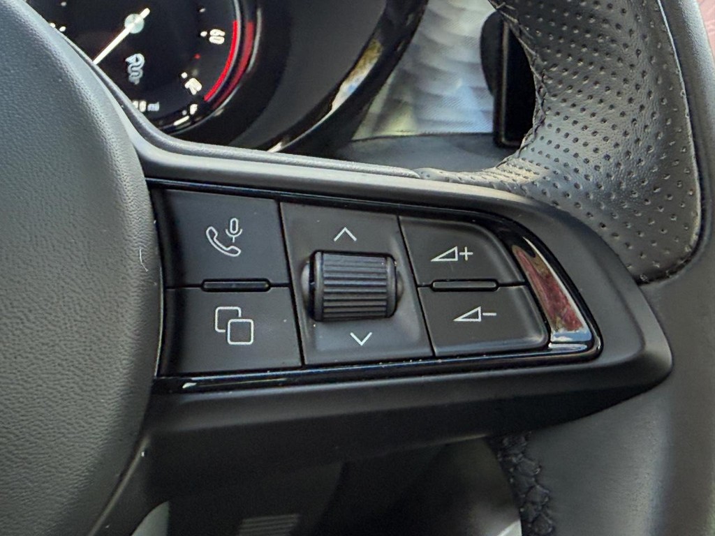 Alfa Romeo Tonale Vehicle Full-screen Gallery Image 16