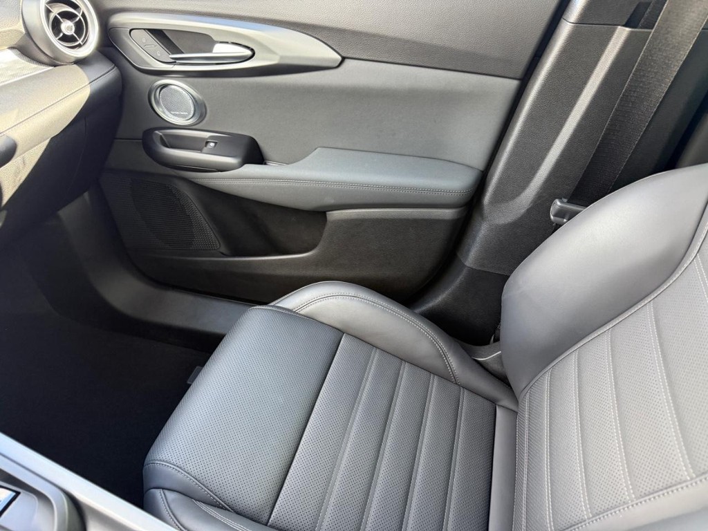 Alfa Romeo Tonale Vehicle Full-screen Gallery Image 20