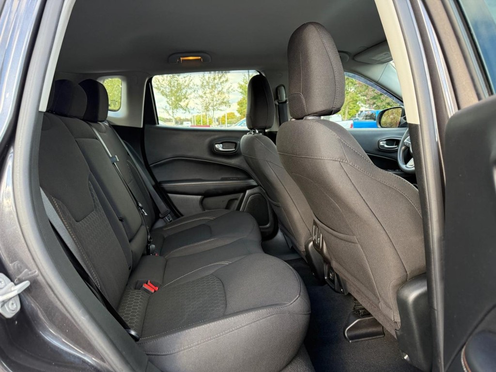 Jeep Compass Vehicle Full-screen Gallery Image 11