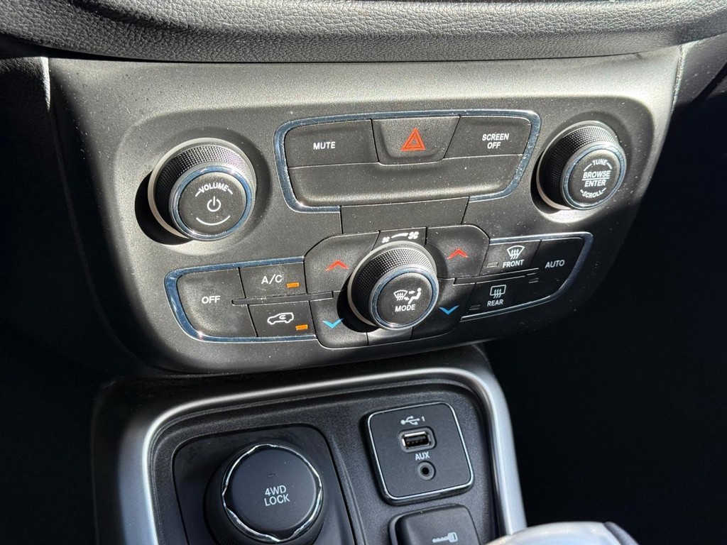 Jeep Compass Vehicle Full-screen Gallery Image 19