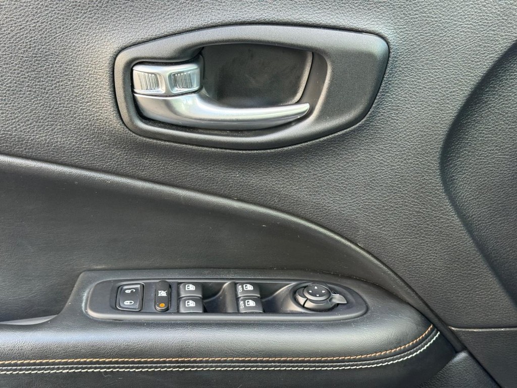 Jeep Compass Vehicle Full-screen Gallery Image 25