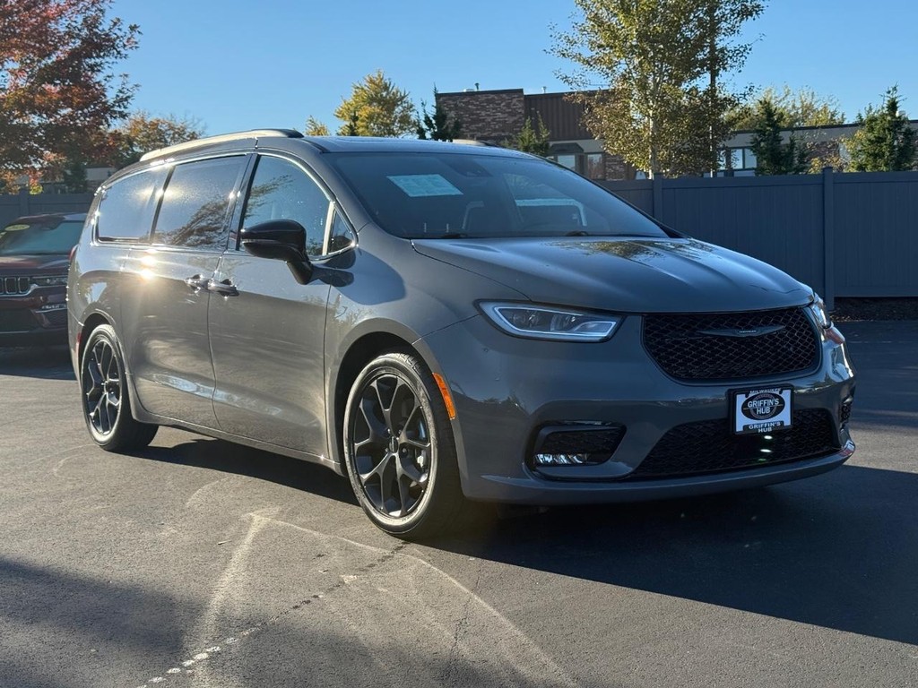 Chrysler Pacifica Vehicle Full-screen Gallery Image 02