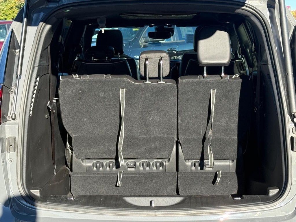 Chrysler Pacifica Vehicle Full-screen Gallery Image 07