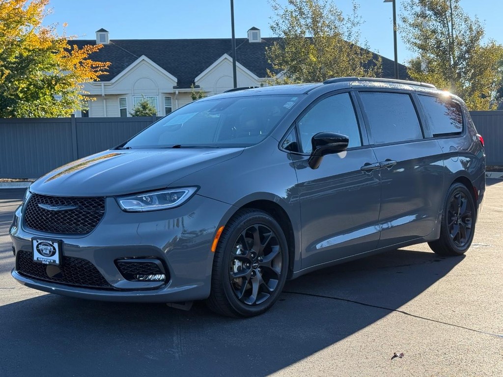 Chrysler Pacifica Vehicle Full-screen Gallery Image 09