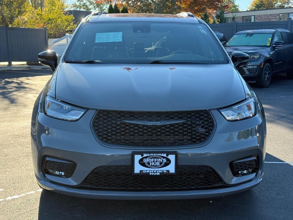 Chrysler Pacifica Vehicle Full-screen Gallery Image 10