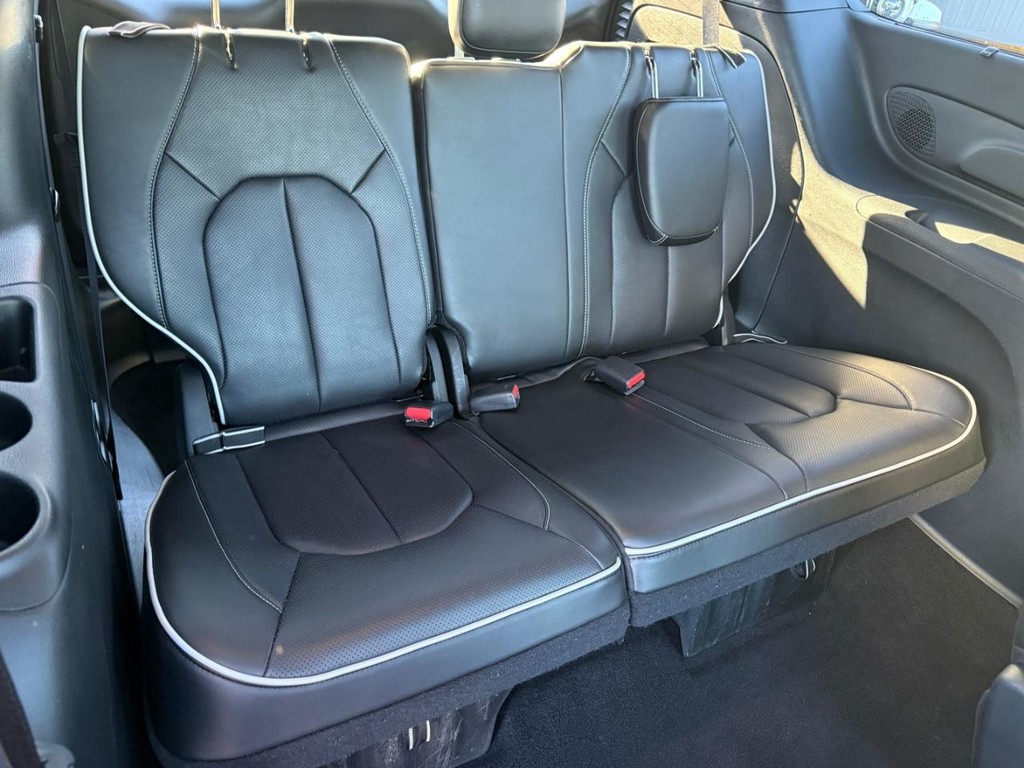 Chrysler Pacifica Vehicle Full-screen Gallery Image 11