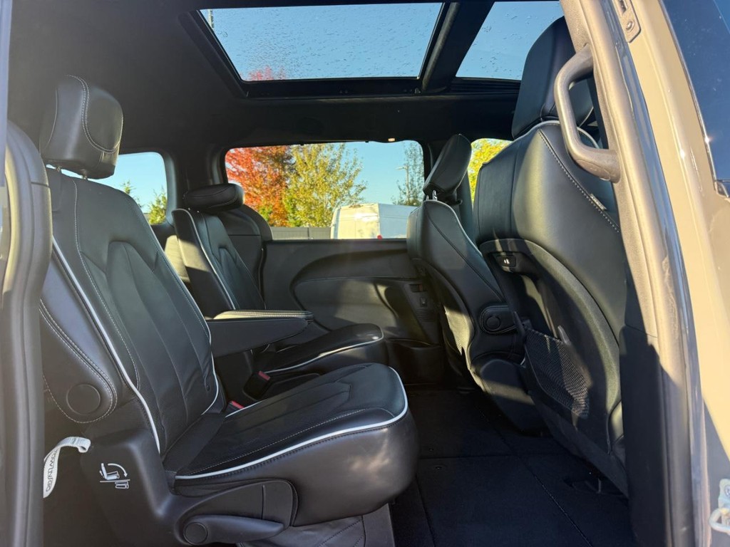 Chrysler Pacifica Vehicle Full-screen Gallery Image 12