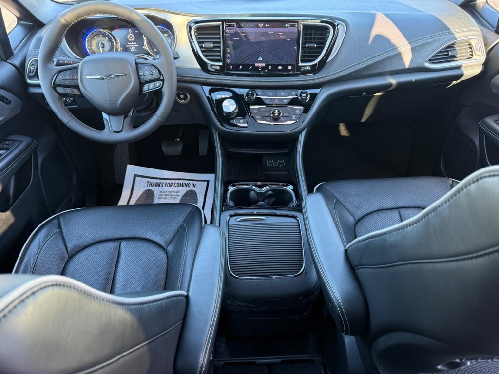 Chrysler Pacifica Vehicle Full-screen Gallery Image 14