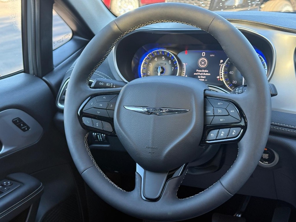 Chrysler Pacifica Vehicle Full-screen Gallery Image 15