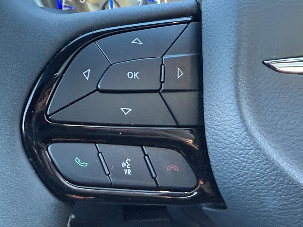 Chrysler Pacifica Vehicle Full-screen Gallery Image 16