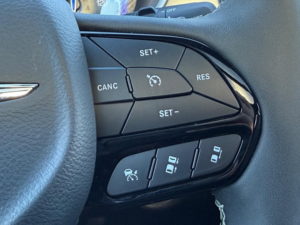 Chrysler Pacifica Vehicle Full-screen Gallery Image 17