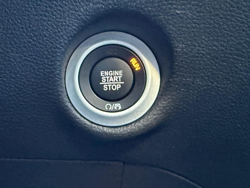 Chrysler Pacifica Vehicle Full-screen Gallery Image 18