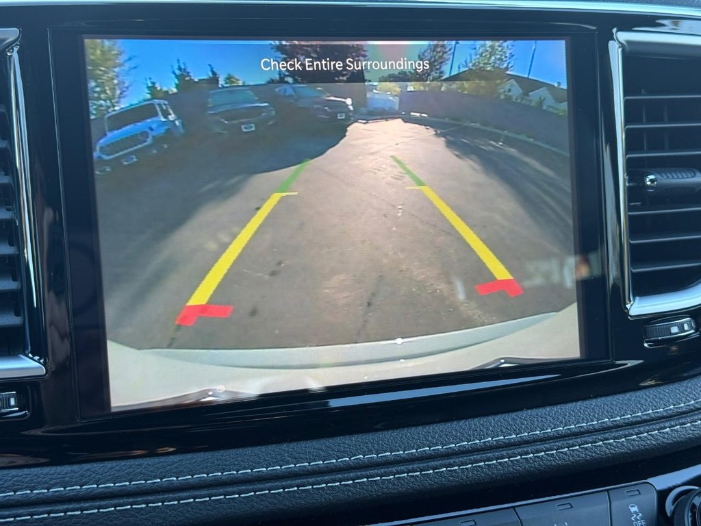 Chrysler Pacifica Vehicle Full-screen Gallery Image 21