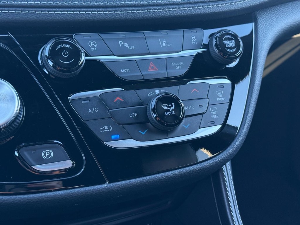 Chrysler Pacifica Vehicle Full-screen Gallery Image 23