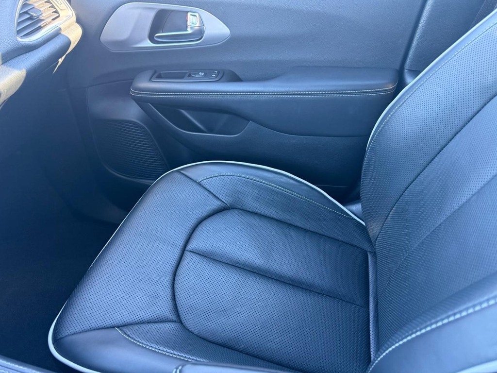 Chrysler Pacifica Vehicle Full-screen Gallery Image 24