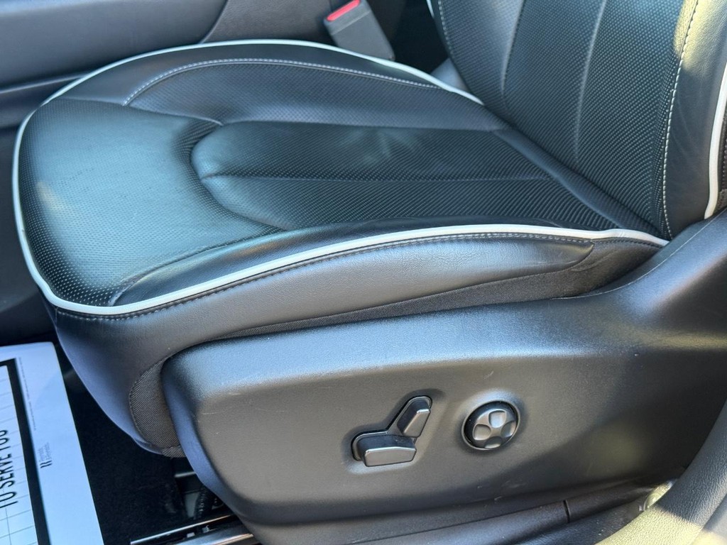 Chrysler Pacifica Vehicle Full-screen Gallery Image 28