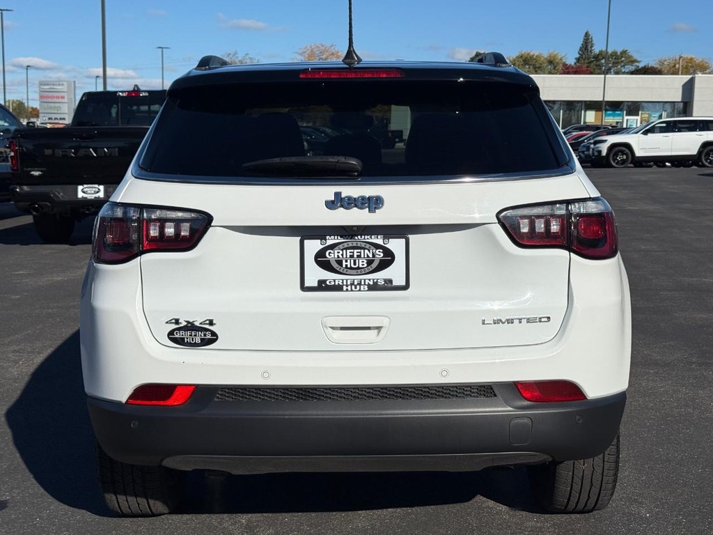 Jeep Compass Vehicle Full-screen Gallery Image 05