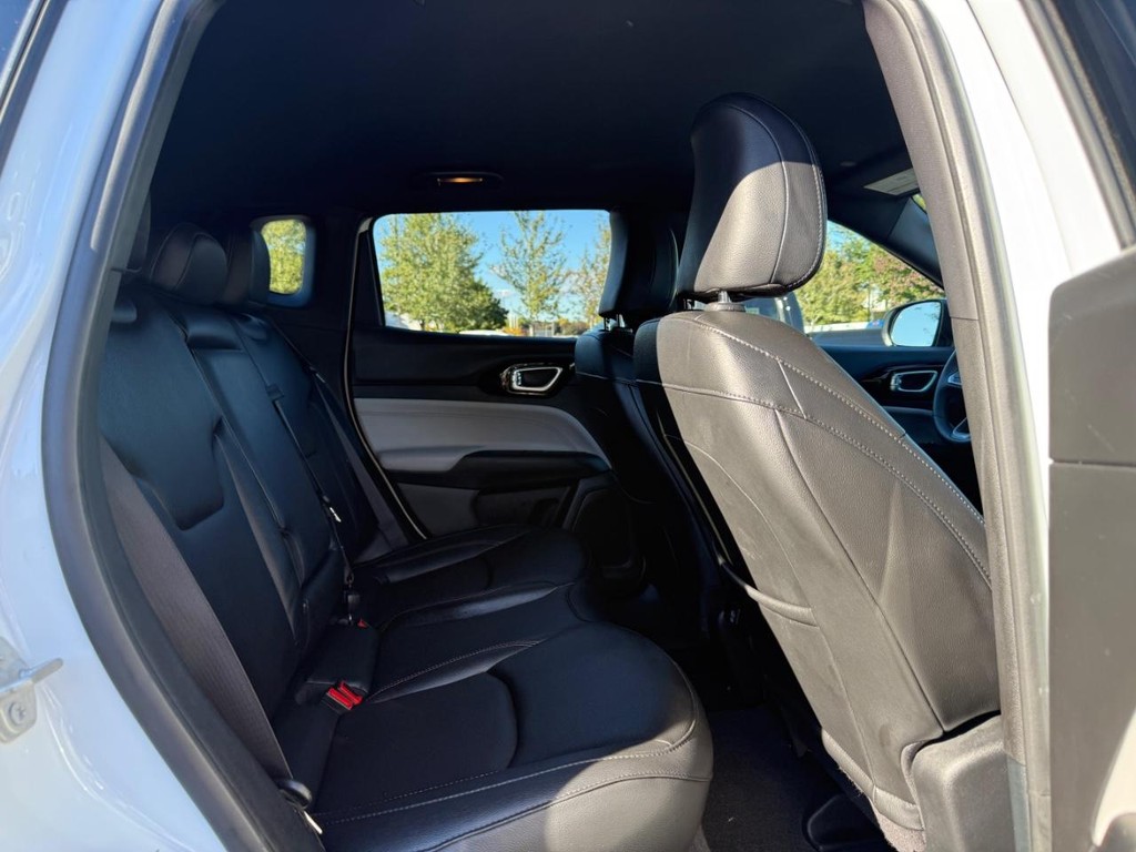 Jeep Compass Vehicle Full-screen Gallery Image 11