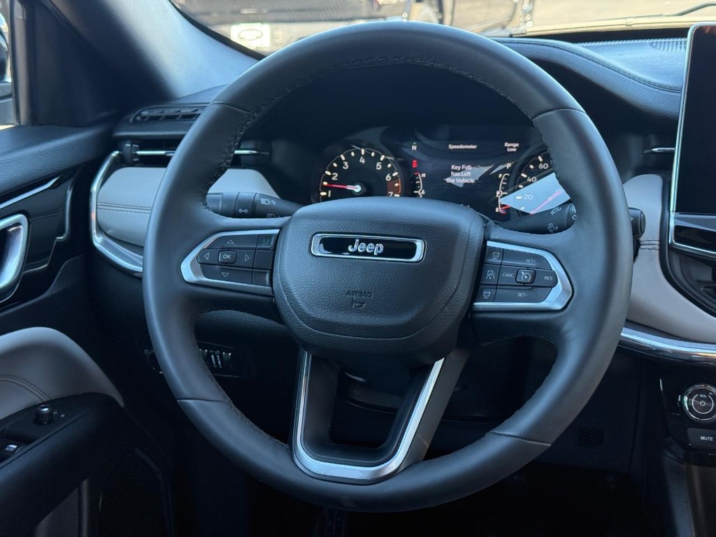 Jeep Compass Vehicle Full-screen Gallery Image 13