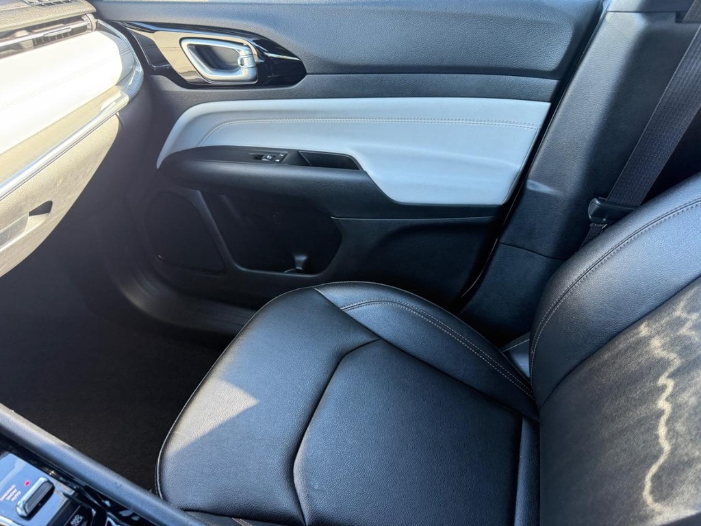 Jeep Compass Vehicle Full-screen Gallery Image 21