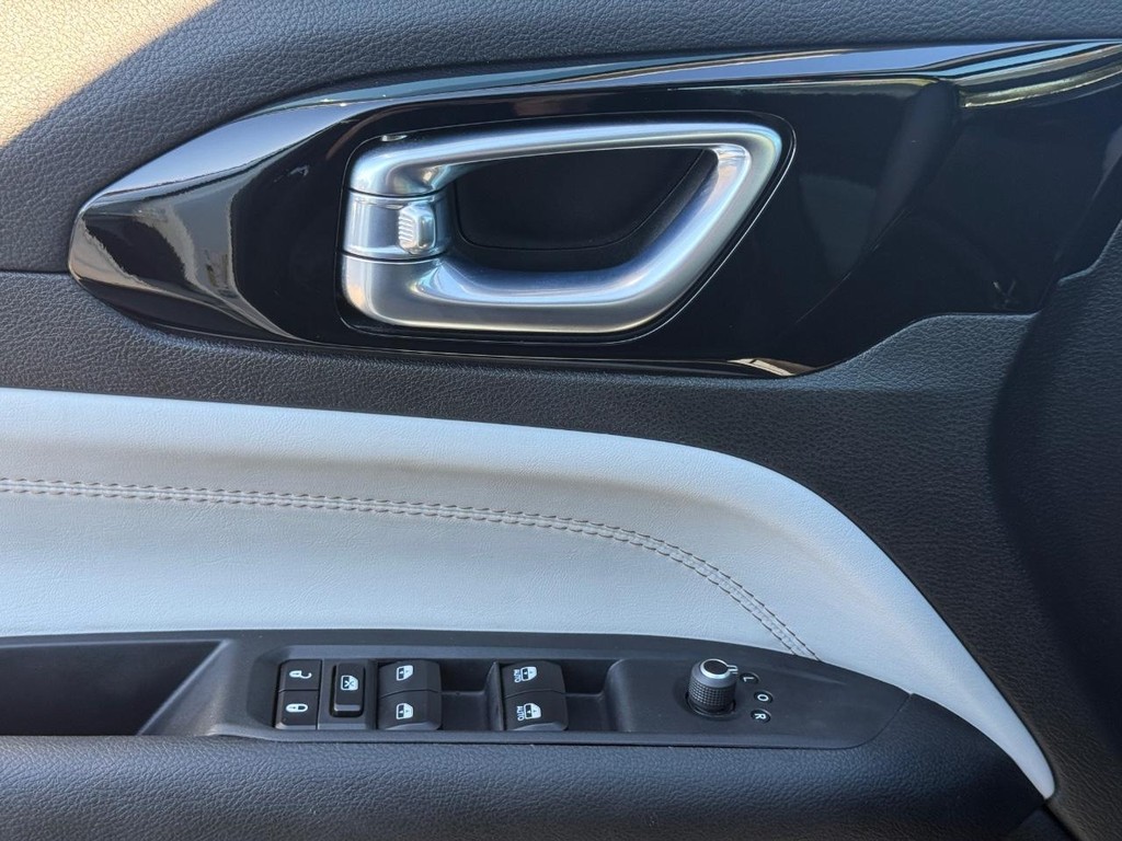 Jeep Compass Vehicle Full-screen Gallery Image 24