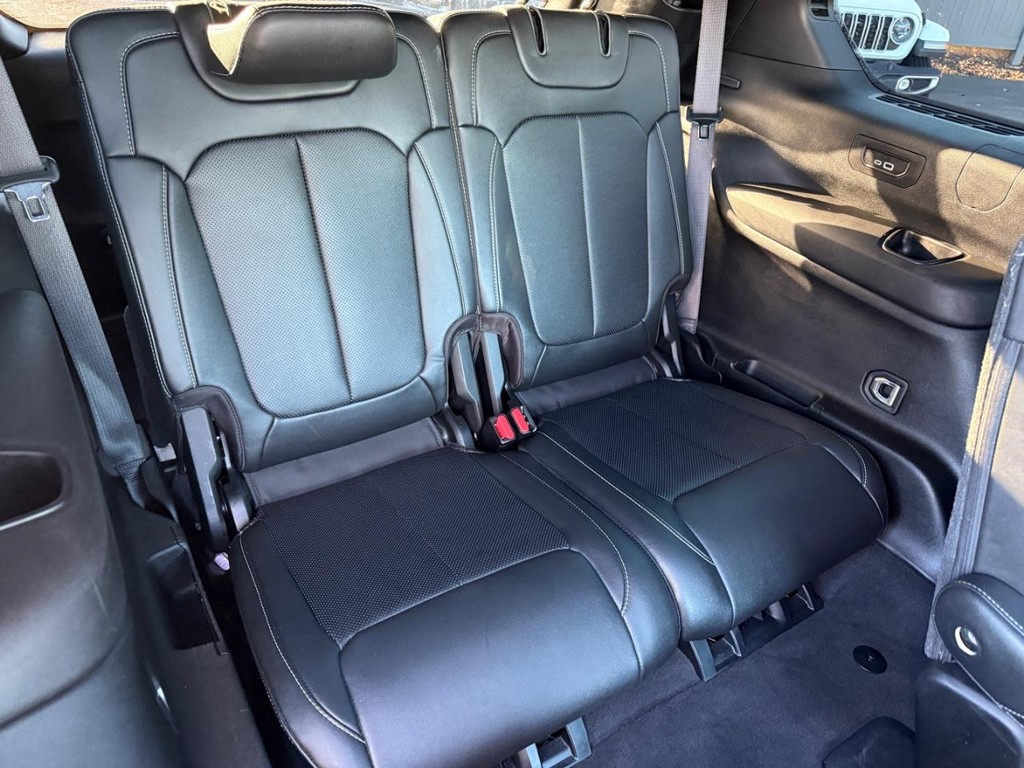 Jeep Grand Cherokee L Vehicle Full-screen Gallery Image 11