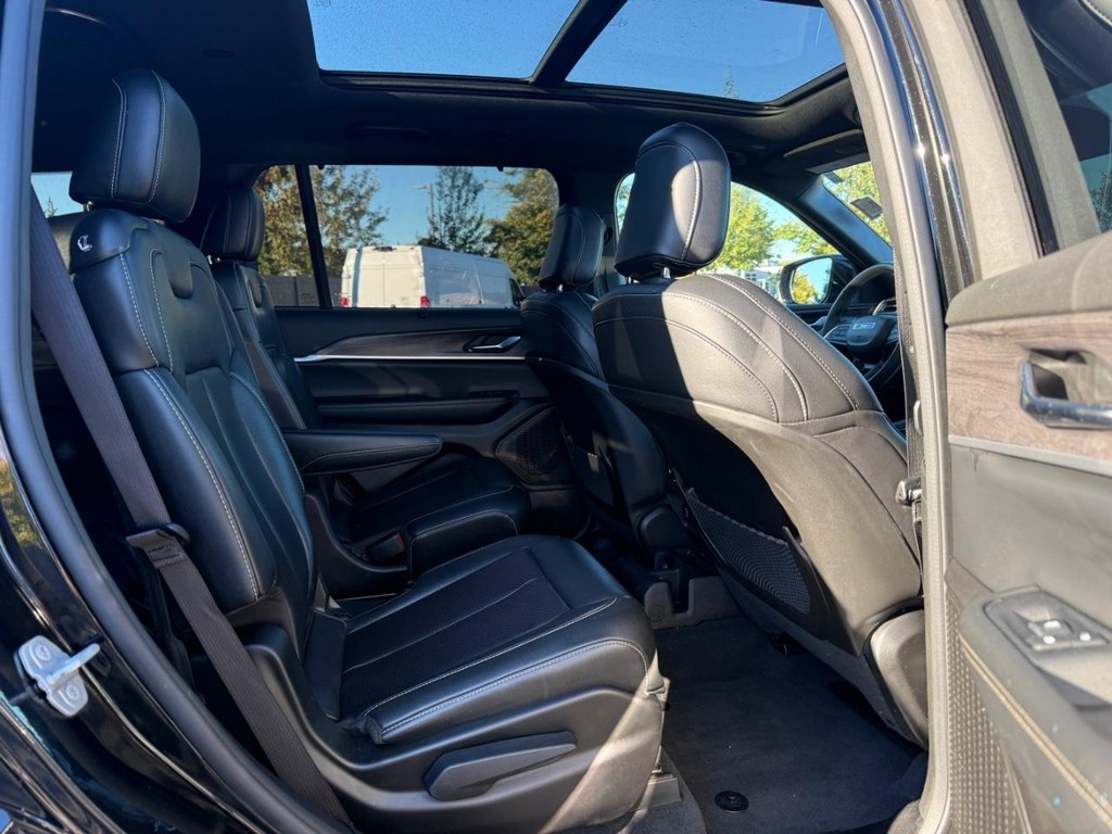 Jeep Grand Cherokee L Vehicle Full-screen Gallery Image 12