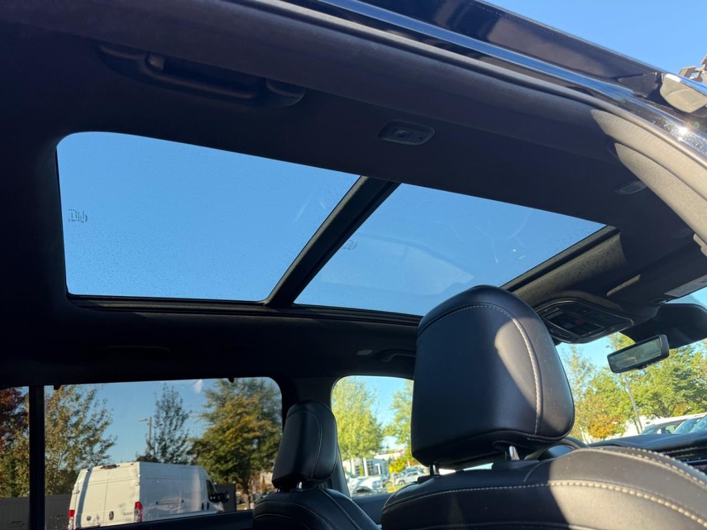 Jeep Grand Cherokee L Vehicle Full-screen Gallery Image 13