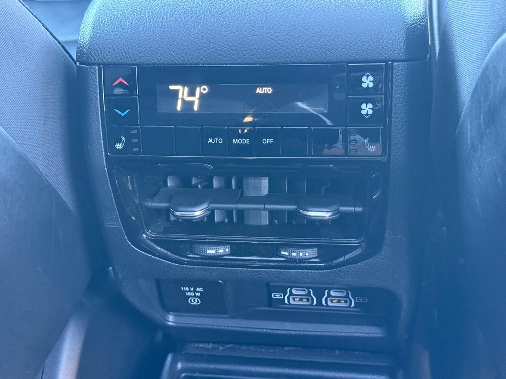 Jeep Grand Cherokee L Vehicle Full-screen Gallery Image 14